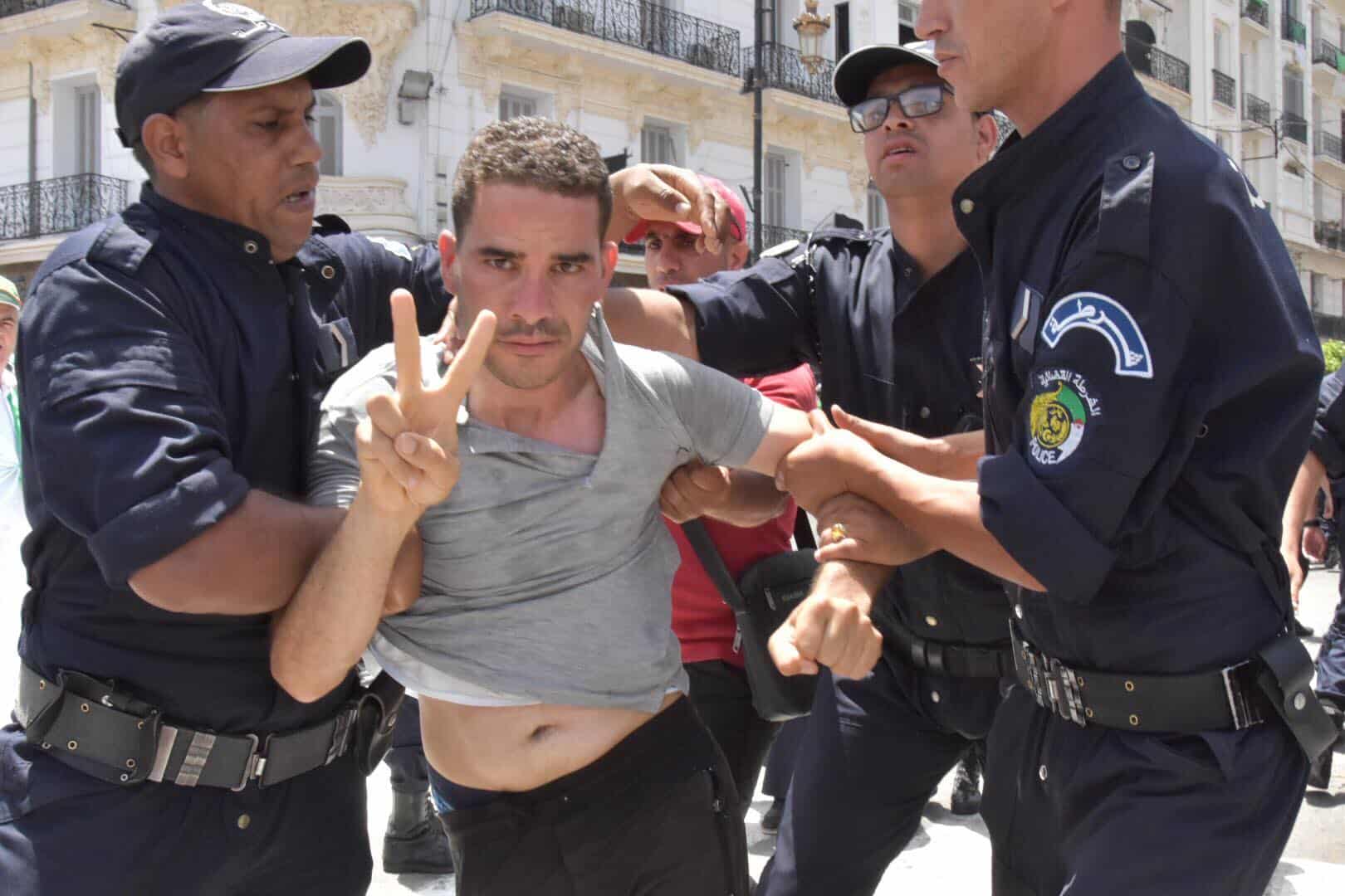 © Interlignes, photo archive| Arrestation des étudiants lors des manifestations contre le pouvoir et la désignation de Bensalah à la tête de l'Etat