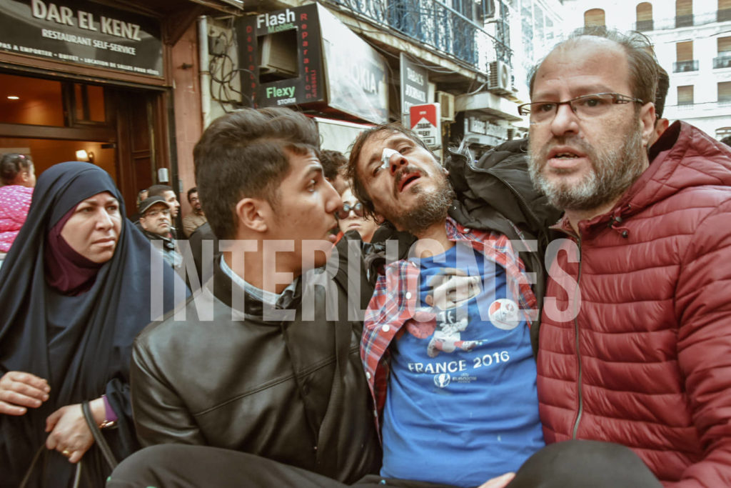 © INTERLIGNES | Manifestant blessé et évacué lors de la manifestation du 11/ 12 2019 à Alger
