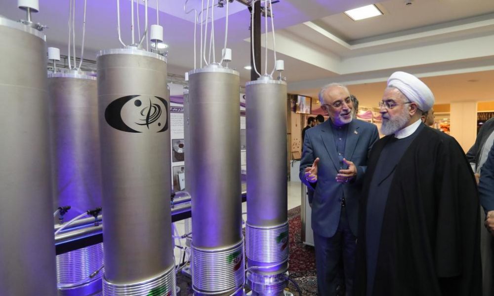 © DR | Photo d’archive représentant le président iranien Rohani et le responsable de l’organisation de la technologie nucléaire iranienne