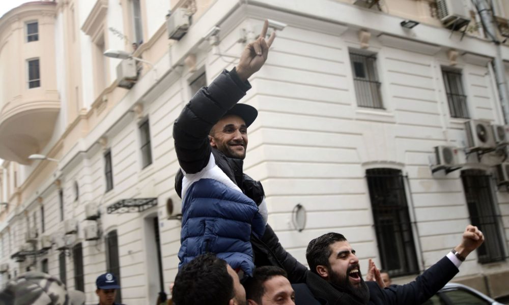 © Sami K| Scène de liesse suite à la libération des manifestants devant le tribunal Sidi M'hamed