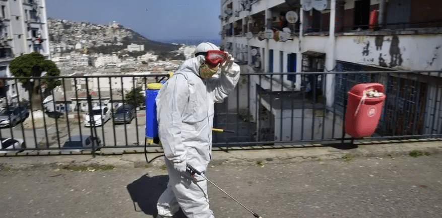 © DR | Un employé municipal algérien désinfecte une rue du quartier de Bab el-Oued à Alger, le 9 avril 2020. RYAD KRAMDI / AFP