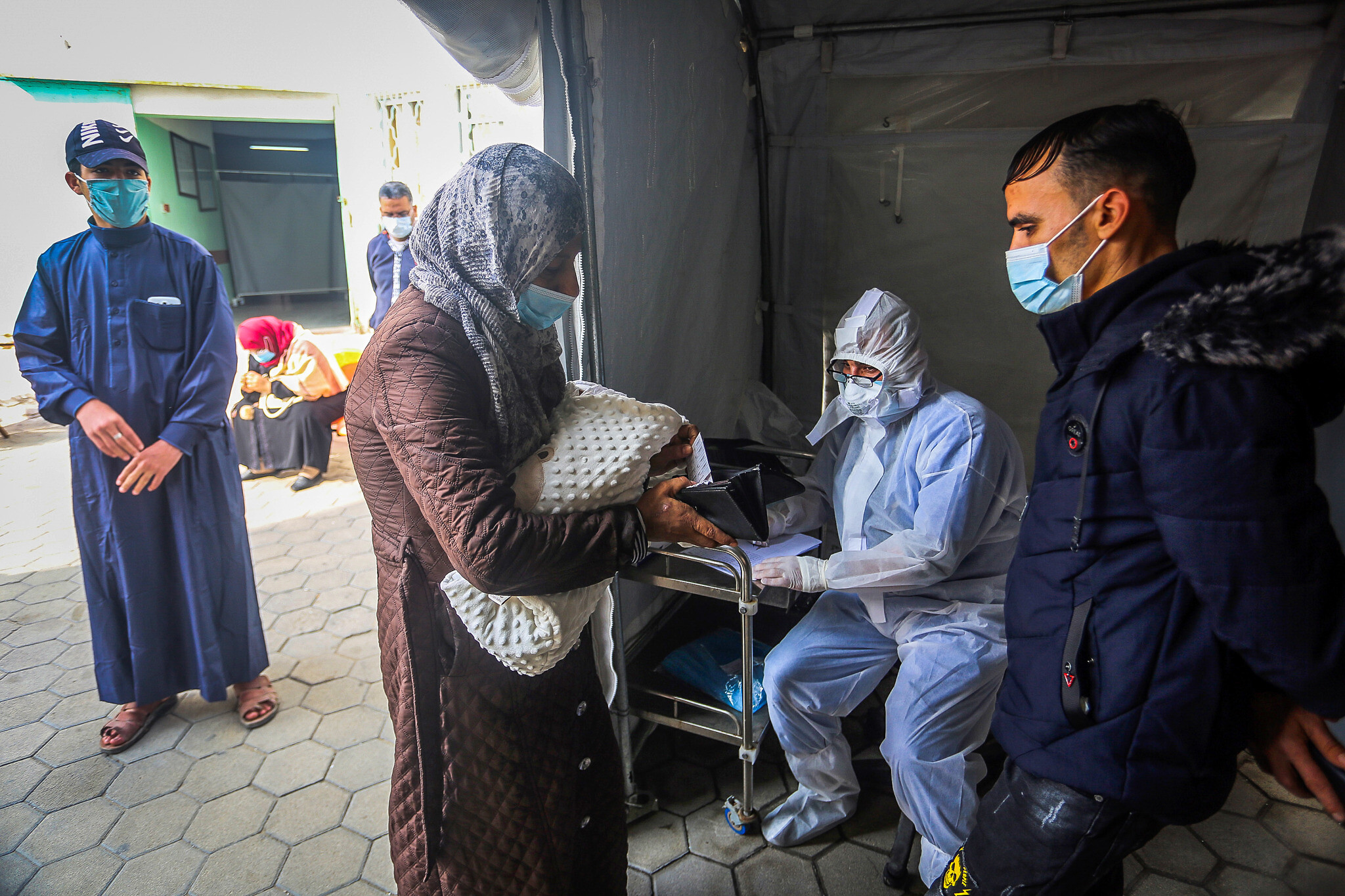 © DR | Un soignant palestinien effectue un dépistage pour le coronavirus dans un centre de santé à Rafah, dans le sud de la bande de Gaza, le 5 janvier 2020.