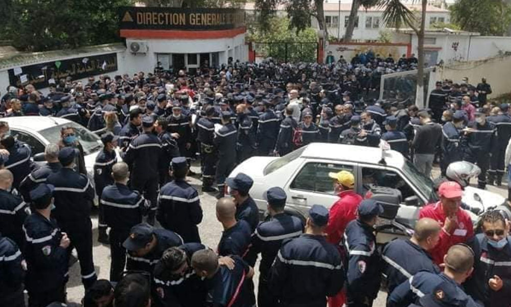 © DR | protestation des pompiers devant le siège de la direction générale à Alger le 2 mai 2021