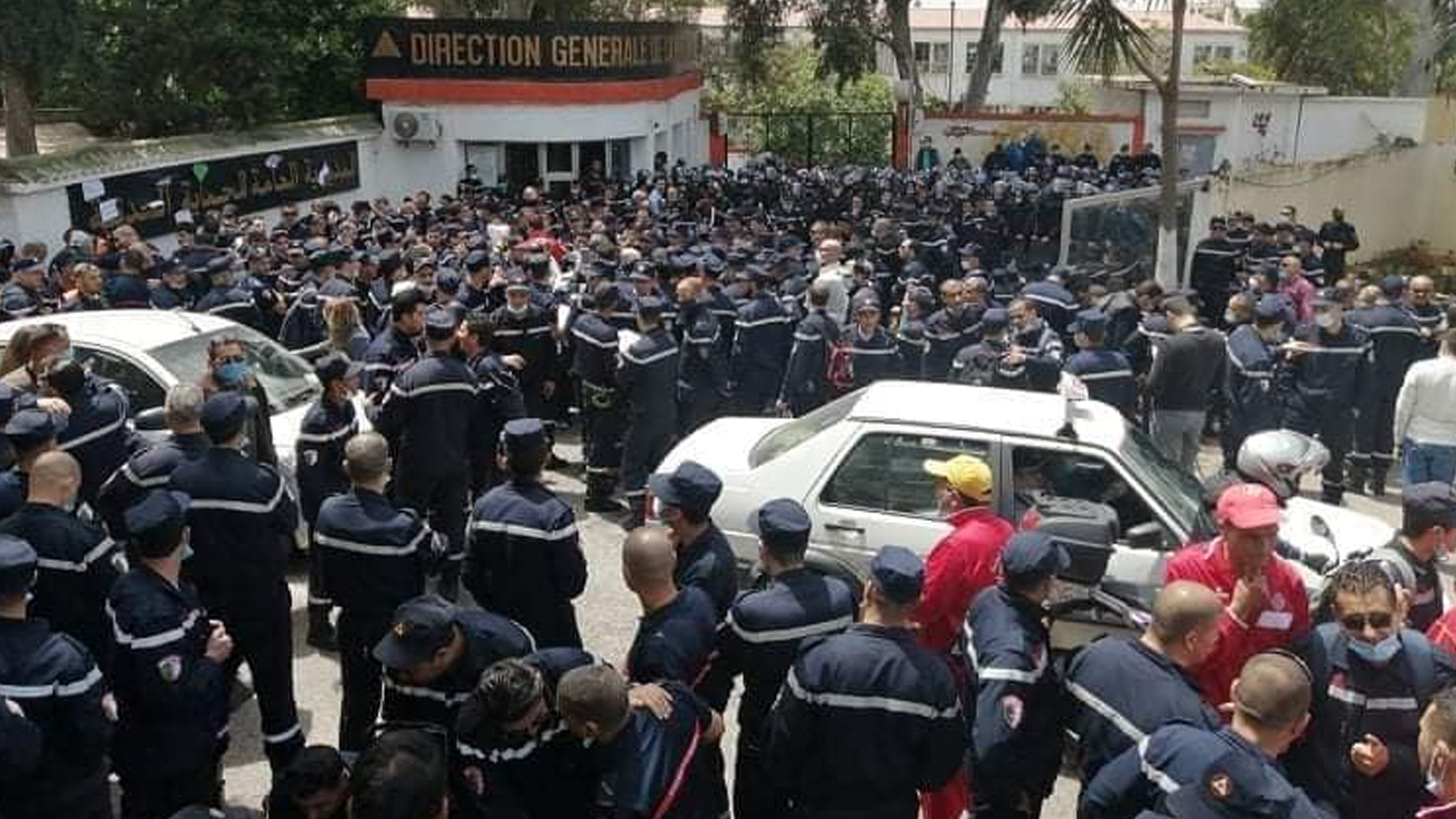 © DR | protestation des pompiers devant le siège de la direction générale à Alger le 2 mai 2021