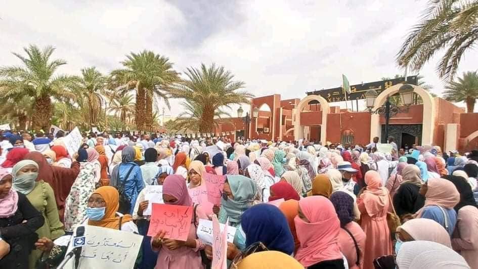 © DR | Sit-in des employés de l'éducation devant le siège de la wilaya d'Adrar en solidarité avec les neuf enseignantes agressées à Bordj Badji Mokhtar