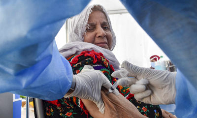 Une femme reçoit une injection d’ AstraZeneca dans un centre de vaccination du quartier de Bab el-Oued, à Alger, le 7 juin 2021. RYAD KRAMDI / AFP